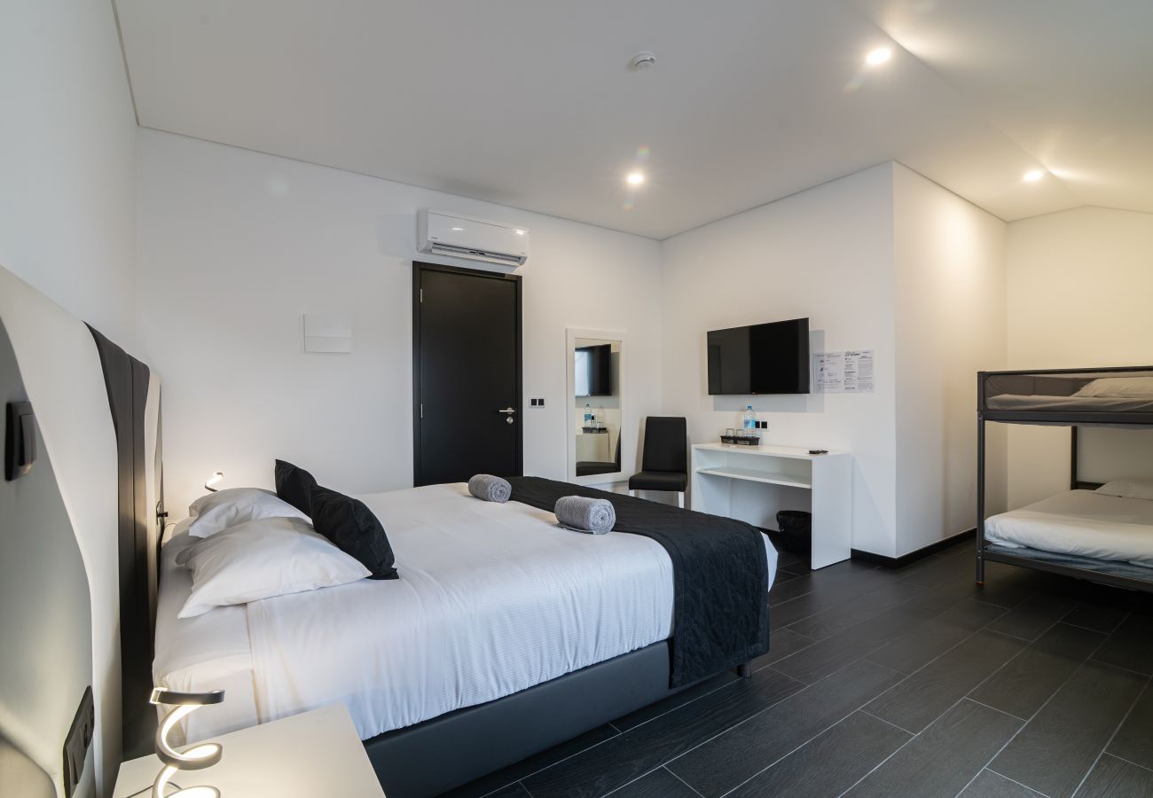 Quarto em Ponta Delgada - The Rock Hostel 1