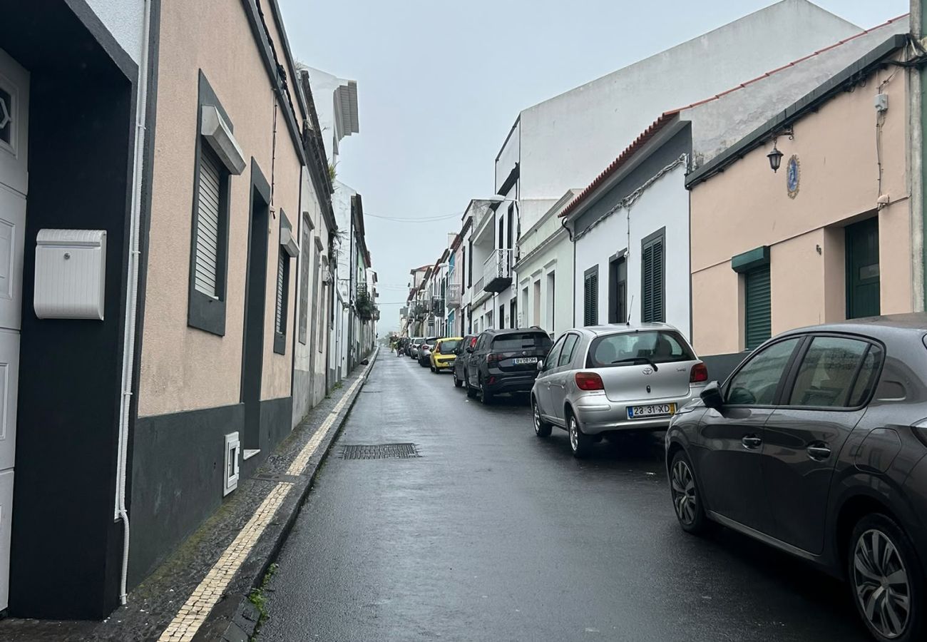 Casa geminada em Ponta Delgada - The Rock Family House