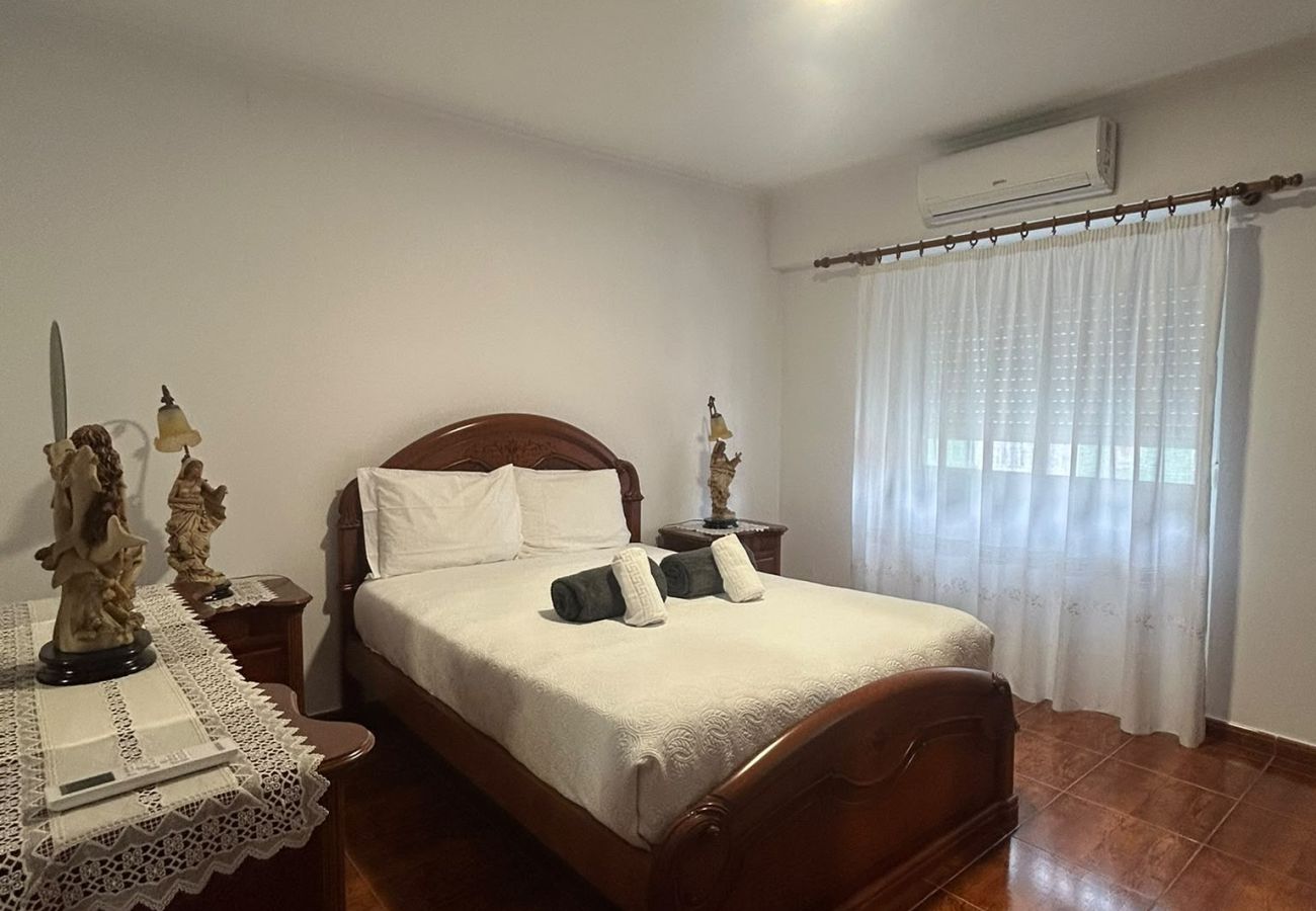 Casa geminada em Ponta Delgada - The Rock Family House