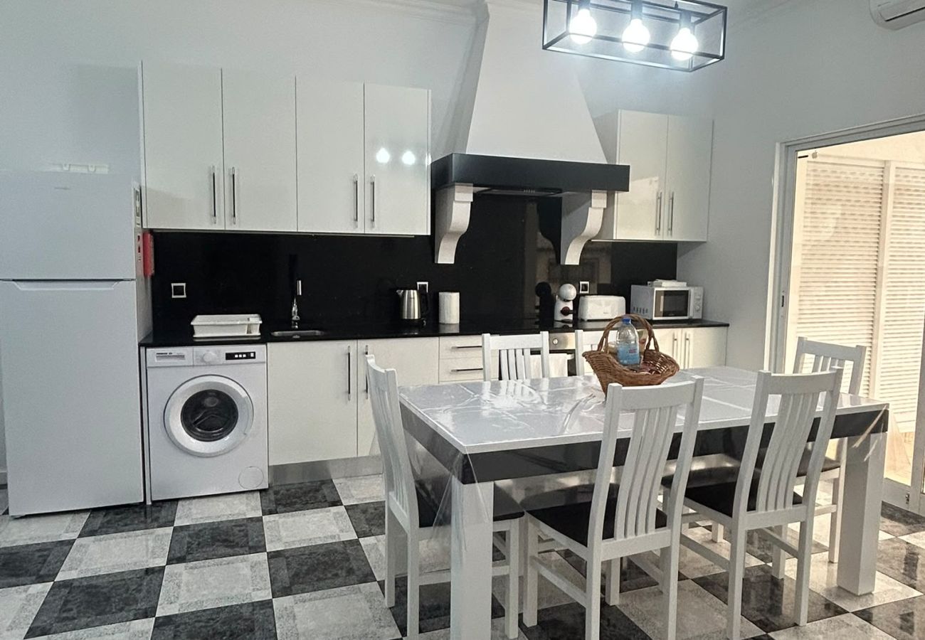 Casa geminada em Ponta Delgada - The Rock Family House