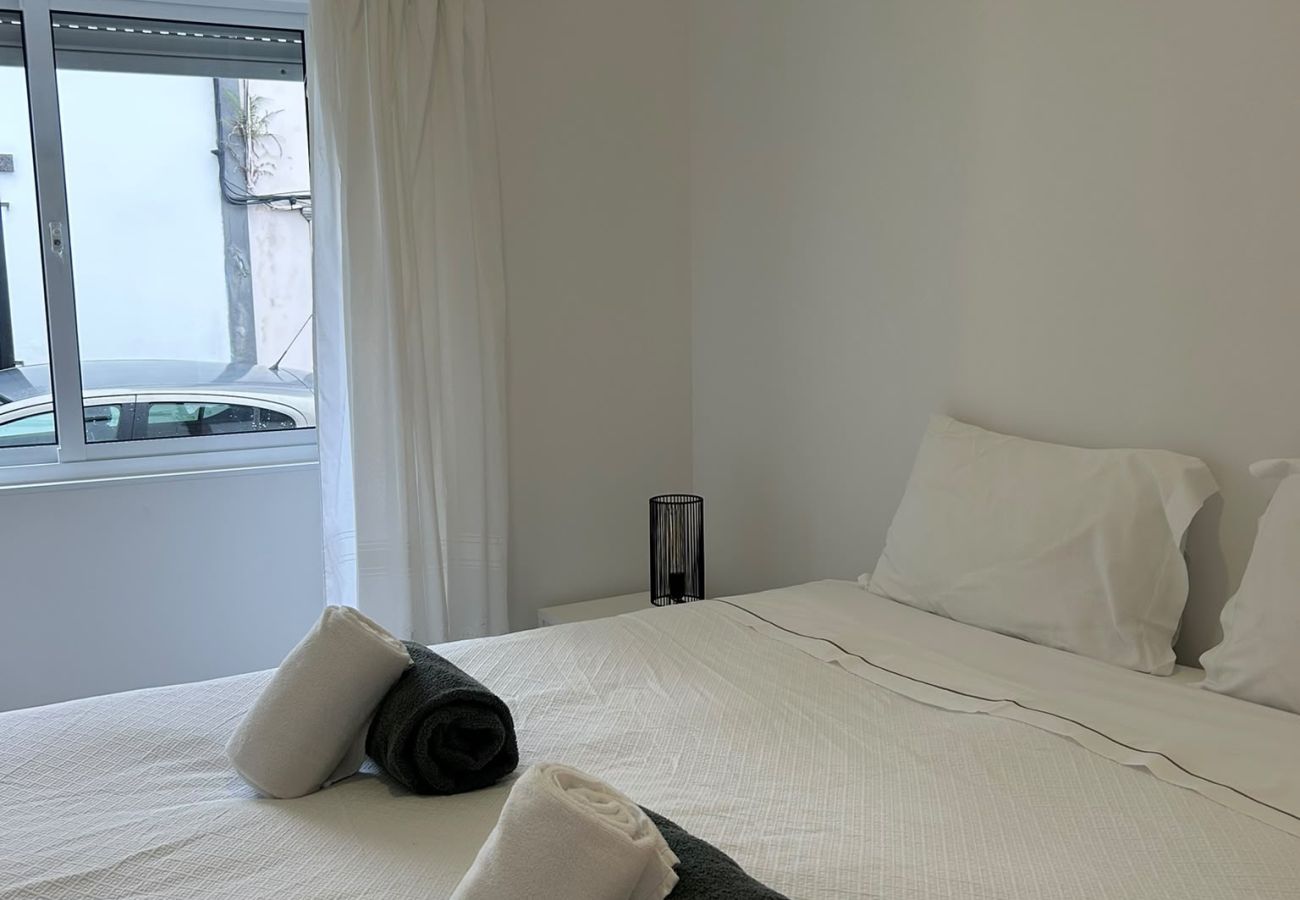 Casa geminada em Ponta Delgada - The Rock Family House