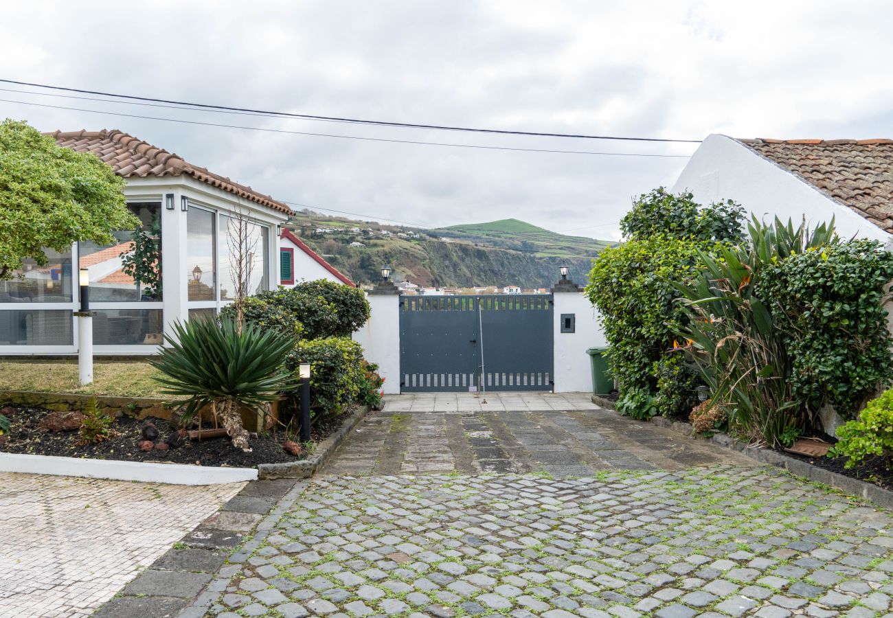 Ferienhaus in Mosteiros - Mosteiros Coastal Haven