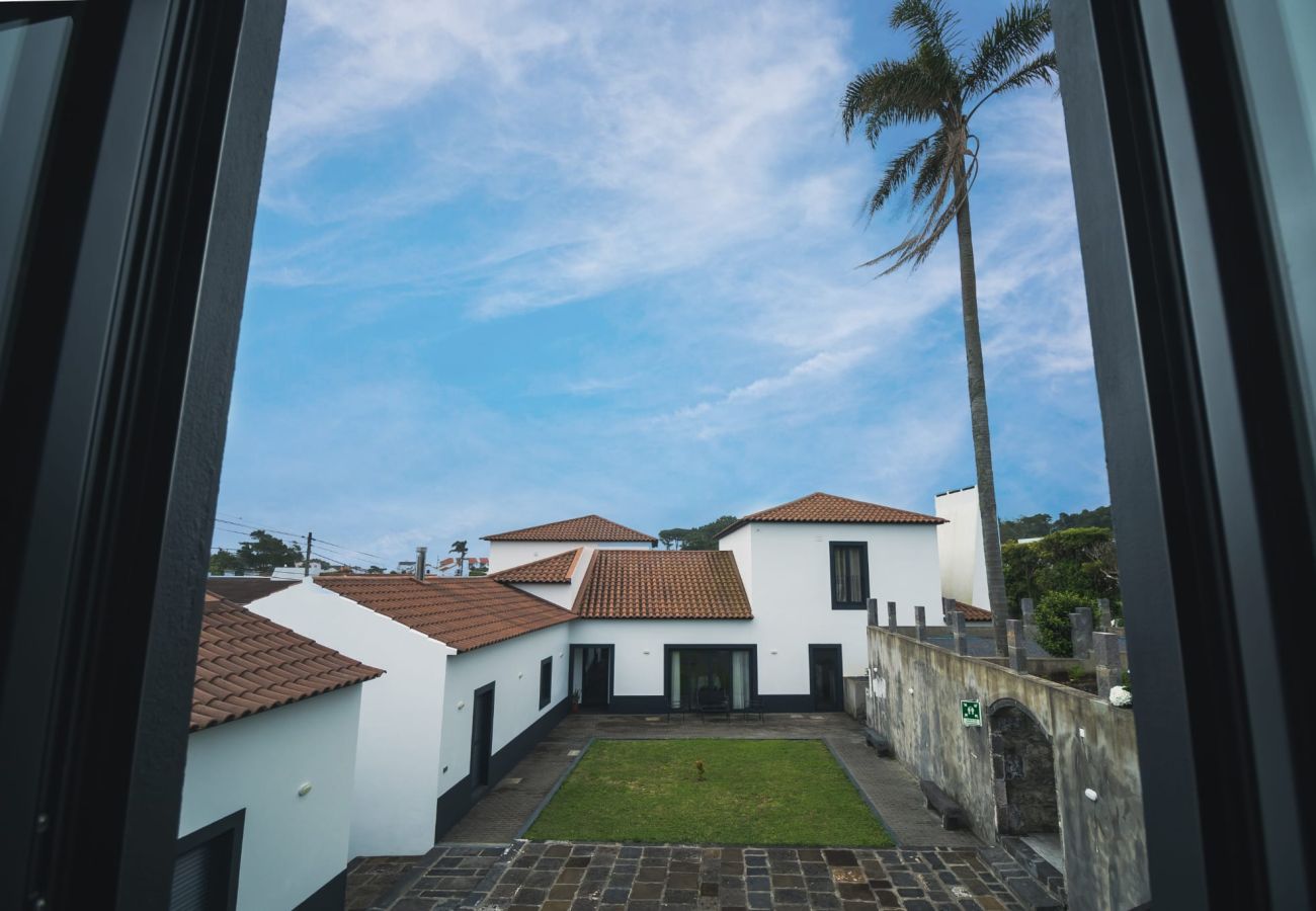 Rent by room in Capelas - Vila Rosario - Suite Room