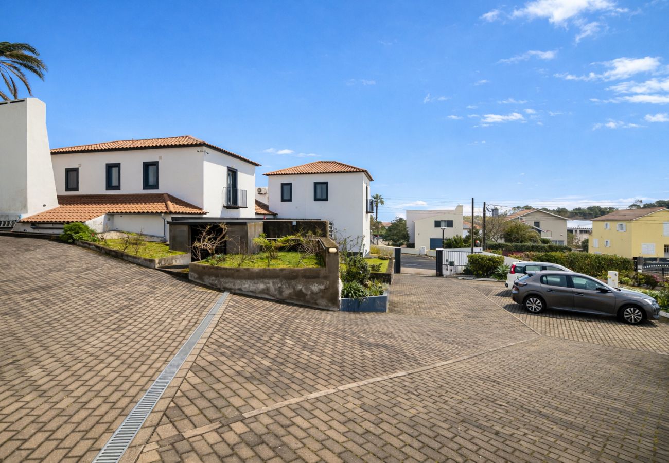 Rent by room in Capelas - Vila Rosario - Suite Room