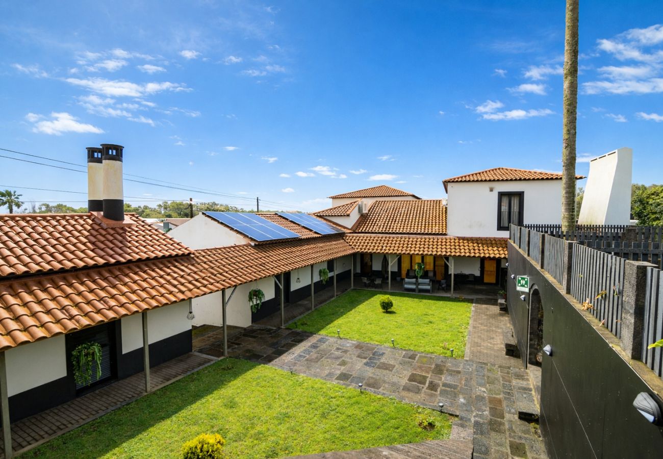 Rent by room in Capelas - Vila Rosario - Suite Room