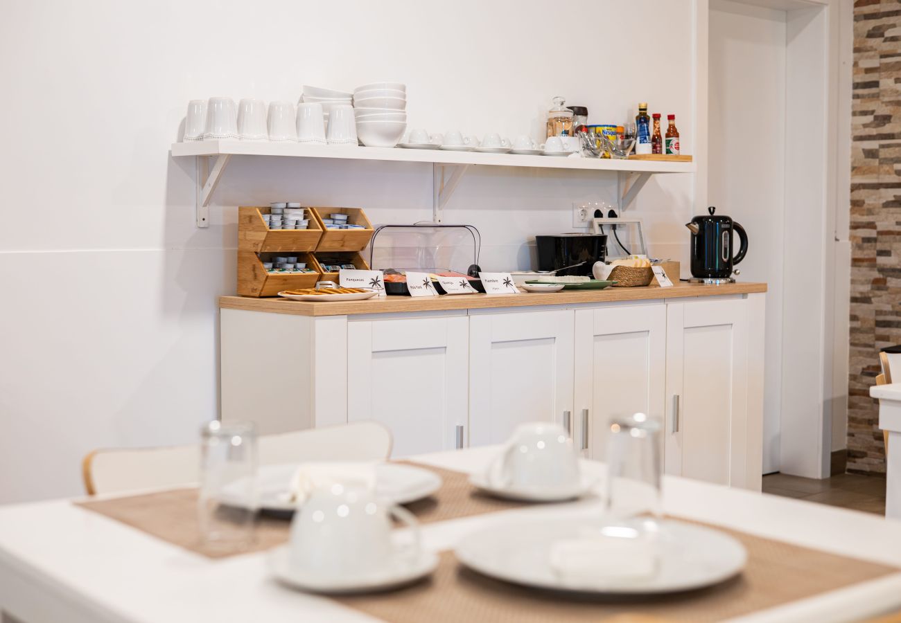 Rent by room in Capelas - Vila Rosario - Suite Room