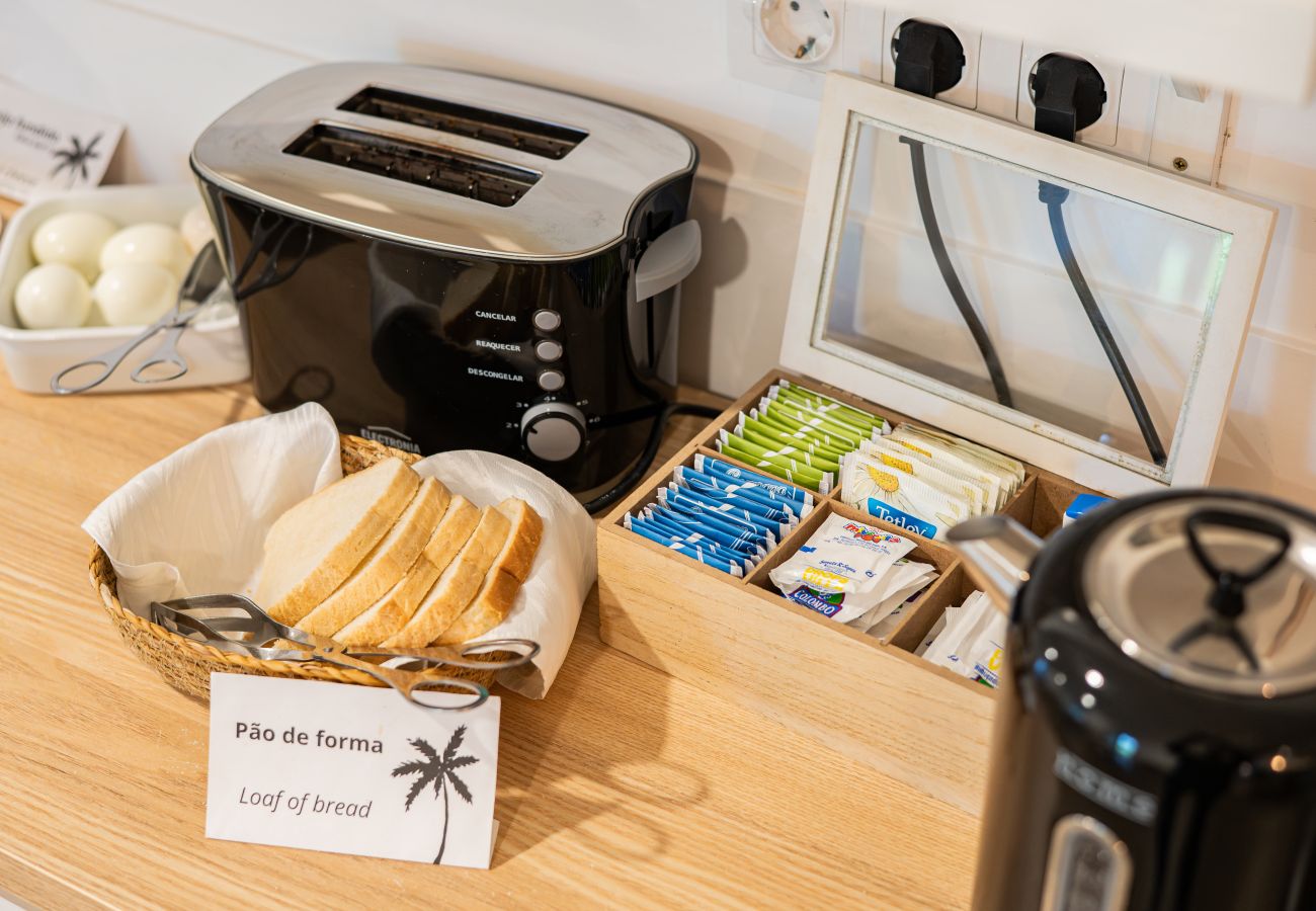 Rent by room in Capelas - Vila Rosario - Suite Room