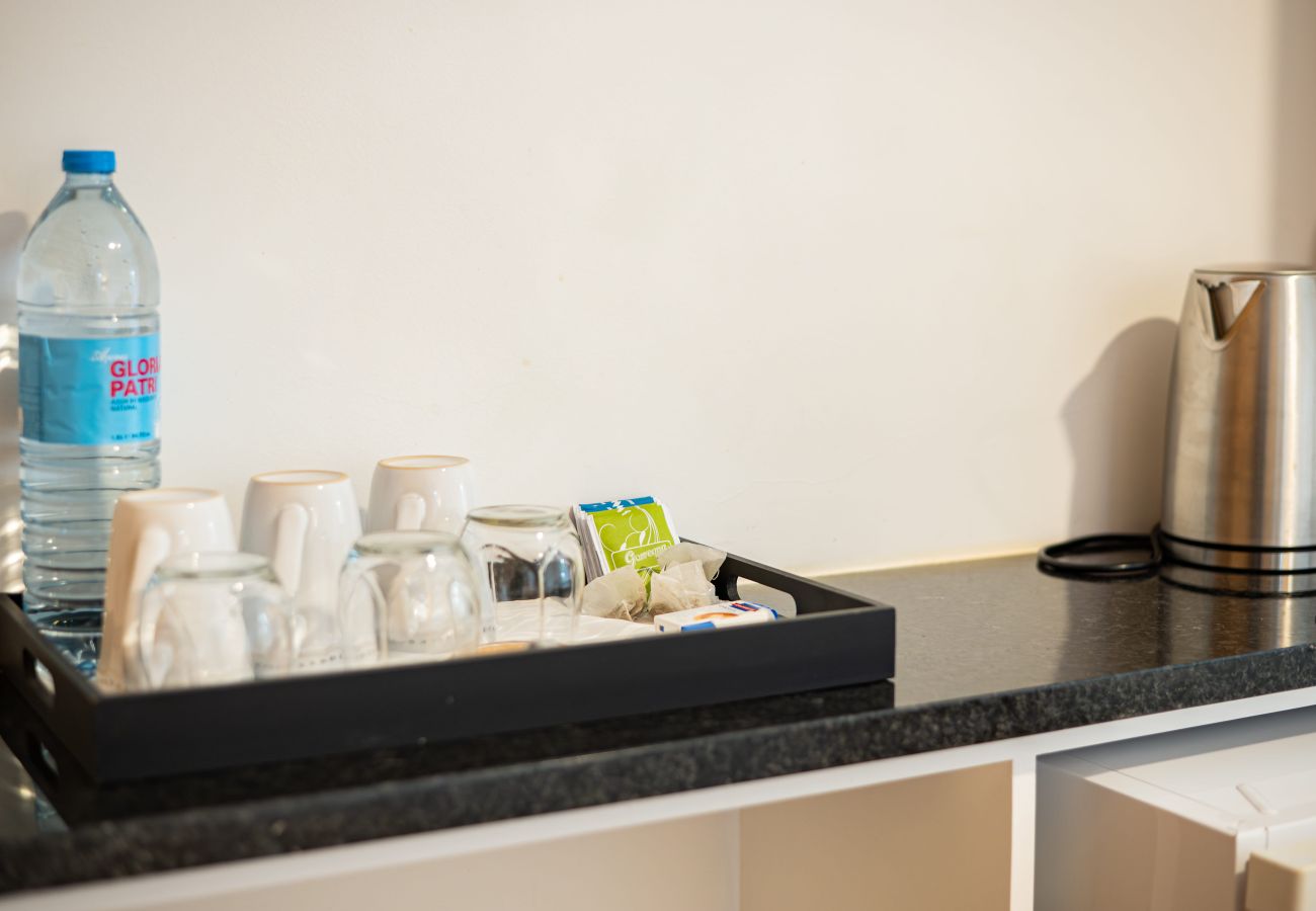 Rent by room in Capelas - Vila Rosario - Suite Room