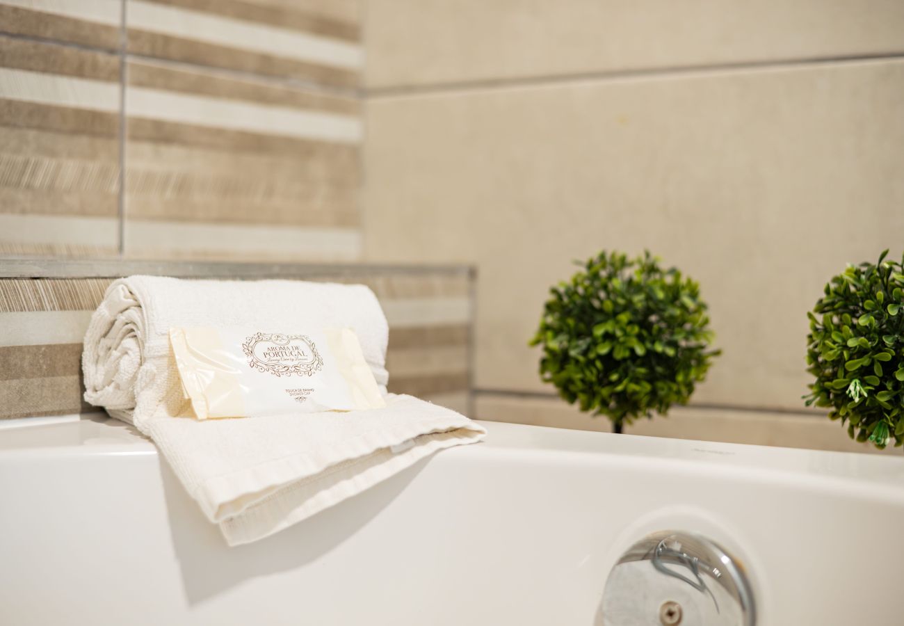 Rent by room in Capelas - Vila Rosario - Suite Room