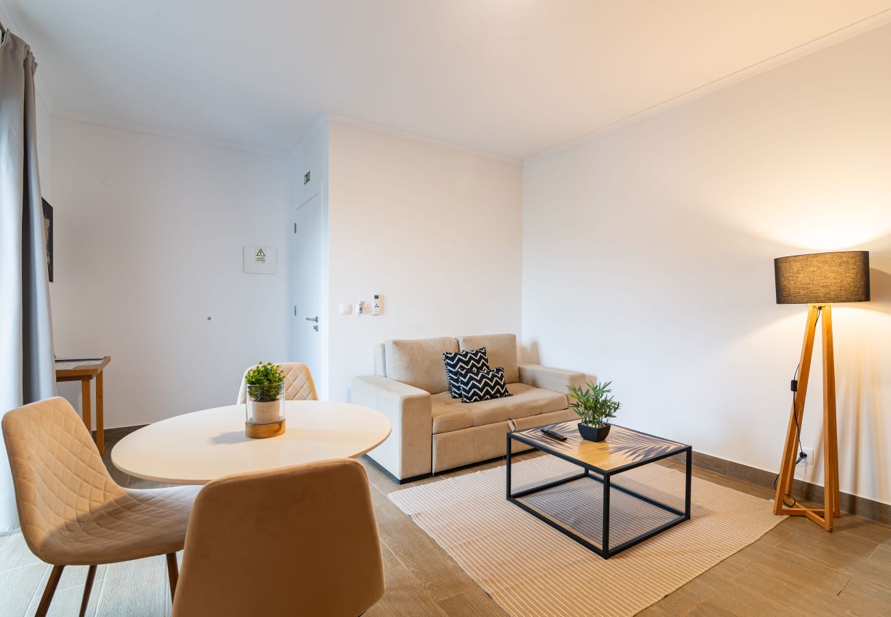 Rent by room in Capelas - Vila Rosario - Suite Room