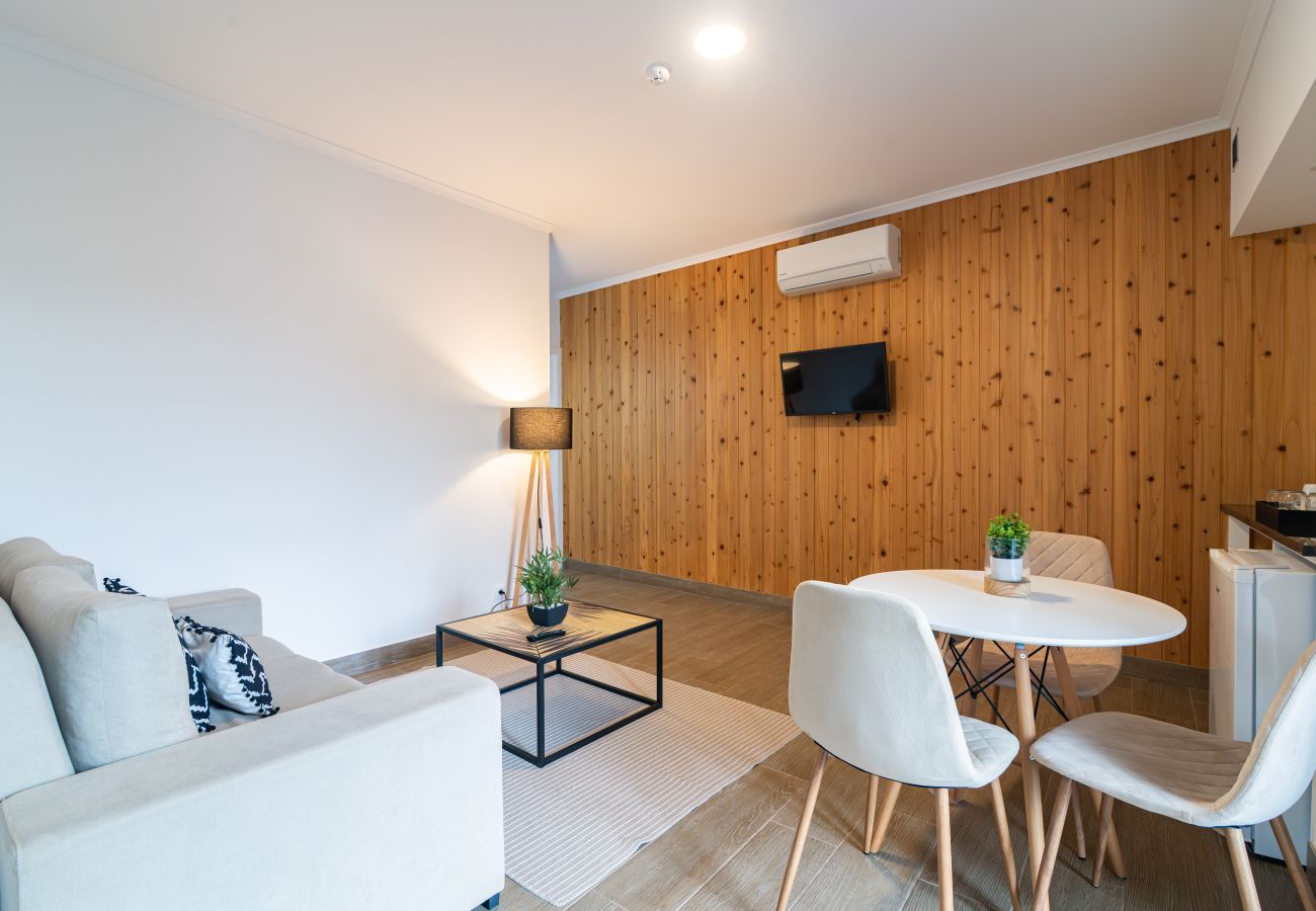 Rent by room in Capelas - Vila Rosario - Suite Room